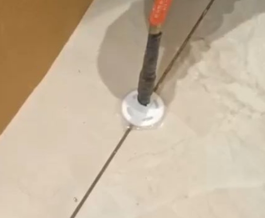 丰都瓷砖空鼓维修公司专业解答瓷砖在铺贴过程中，如果没有涂抹均匀到位的粘结材料（如水泥砂浆或瓷砖胶），可能会导致以下问题