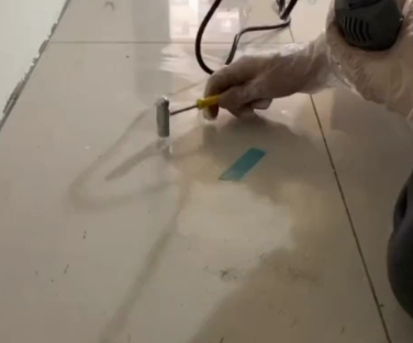 丰都瓷砖开裂维修公司专业分享瓷砖在铺贴前如果没有沥干水分，将会导致以下问题